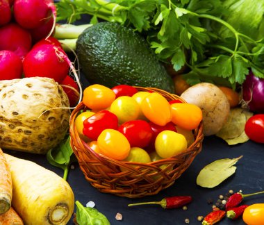 Sağlıklı bio kiraz domates, havuç, turp, mantar, ıspanak