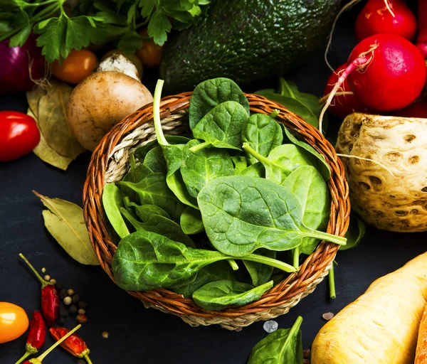 Espinafre fresco saudável, bio legumes, rabanete, cogumelos, especiarias — Fotografia de Stock