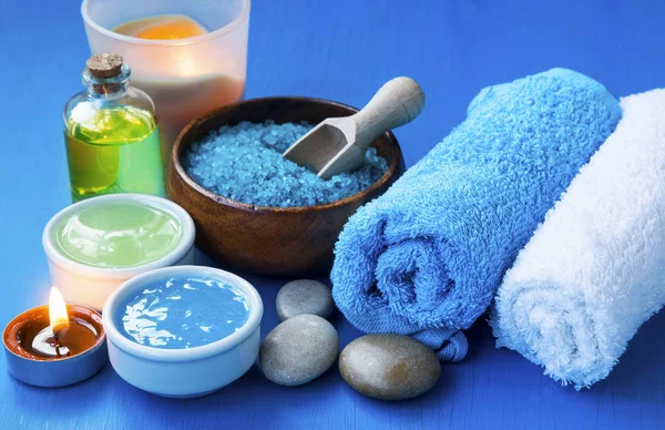 Spa setting with towels,face mask, bath salt and oil and candle — Stock Photo, Image