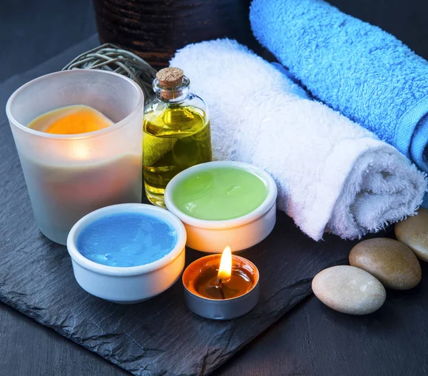 Ajuste de spa con toallas, mascarilla, sal de baño y aceite y vela —  Fotos de Stock