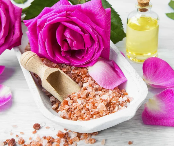 Roses spa setting with bath salt, roses flowers, bath rose oil, — Stock Photo, Image