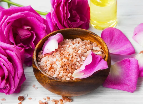 Rosas ambiente spa con sal de baño, rosas flores, aceite de baño rosa , —  Fotos de Stock