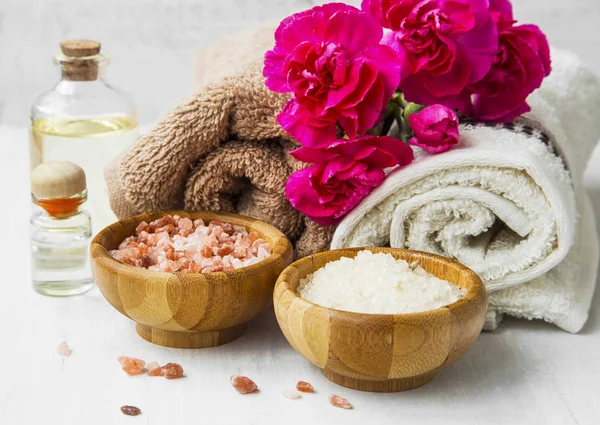 Flores de spa, toallas y baño de sal bodegón entorno de spa — Foto de Stock