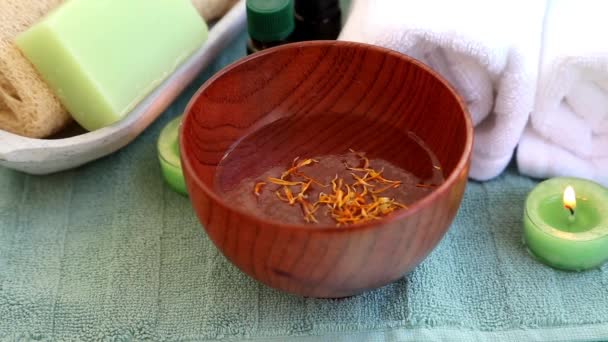 Spa ayarı. Calendula çiçek cilt tedavileri için suda kurutulmuş ekleme — Stok video