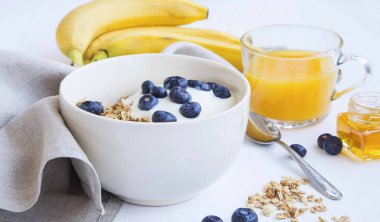 Granola kase yoğurt ve yaban mersini, sağlıklı bir kahvaltı ile