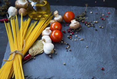 Pişmemiş spagetti sosu malzemeler, sarımsak, baharat, domates, o ile