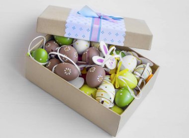 Boyalı yumurta, kağıt bunnies ve akış Paskalya süsleri kutusu