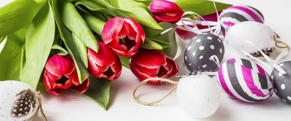 Spring tulips with decorated Easter eggs — Stock Photo, Image