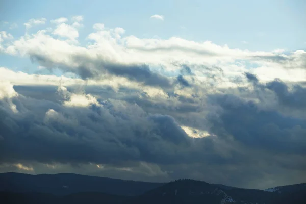 Montagna tempestosa paesaggio nuvoloso, nuvole piovose paesaggio naturale — Foto Stock