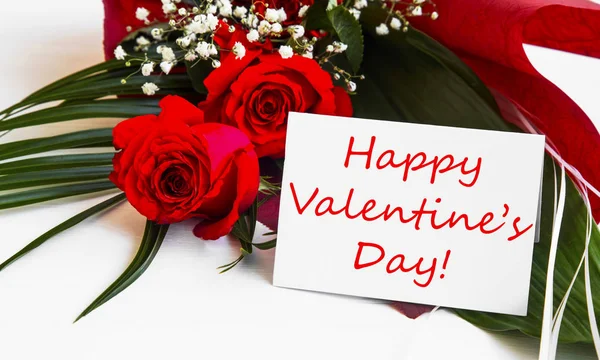 Etiqueta del día de San Valentín feliz con ramo de rosas rojas —  Fotos de Stock