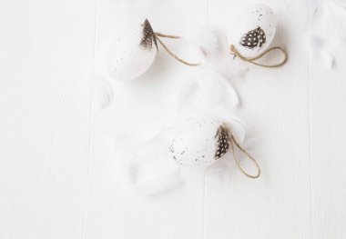 Paskalya yumurta tüylü boyalı ahşap zemin üzerine