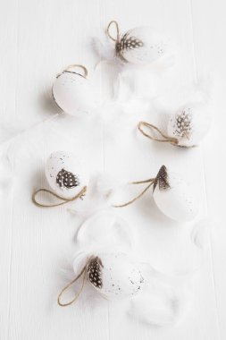 Paskalya yumurtaları tüyler ile dekore edilmiş 