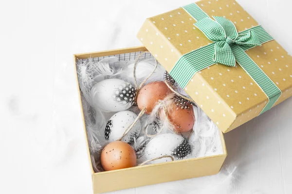 Box with Easter eggs and feathers decorations — Stock Photo, Image