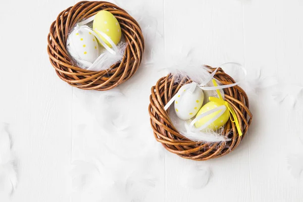 Hnízda s dekorací vejce a peří — Stock fotografie
