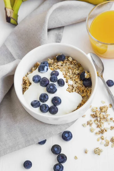 Muesli granola bowl with yogurt and blueberries — Stock Photo, Image