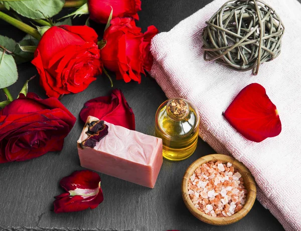Productos de spa con aceite de rosas, jabón y sal marina.Rosas rojas y arena — Foto de Stock