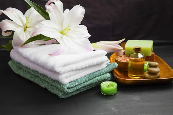 Spa set med mjuka handdukar, ljus, badolja, tvål och salt. Lily — Stockfoto