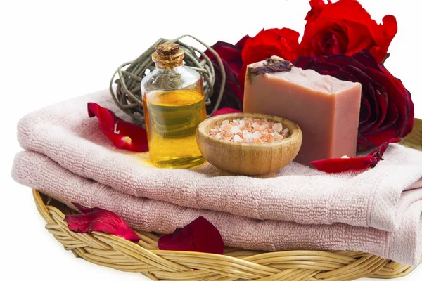 Spa belleza rosas productos con jabón natural, aceite de masaje, sal , —  Fotos de Stock