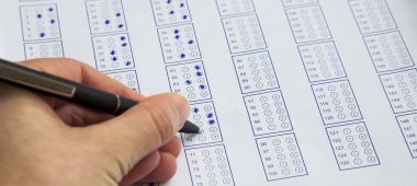 Sınav soru formu doldurma, doğru cevaplar işaretleme kalemi ile el bir