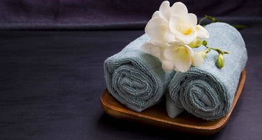 Ayar havlu ve çiçekler ile rahatlatıcı spa 