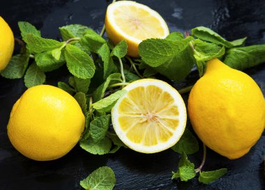 Taze limon ve nane yaprakları ahşap arka plan üzerinde