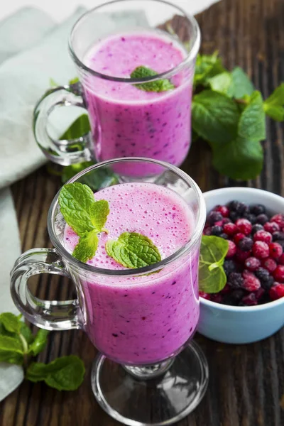 Berries smoothies glasses with fresh mint — Stock Photo, Image