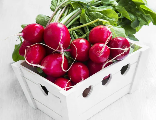 Fresh organic bunch of radishes in wooden crate — Stock Photo, Image