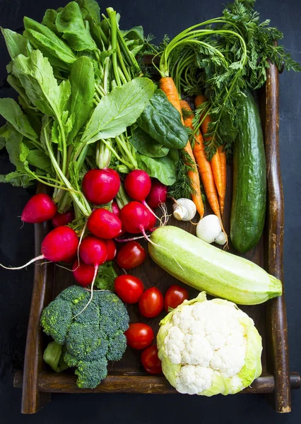 Fresh organic vegetables with carrots, cauliflower, broccoli, to — Stock Photo, Image
