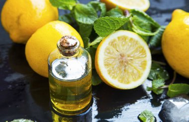Limon esans şişe limon meyve ve nane yaprakları ile