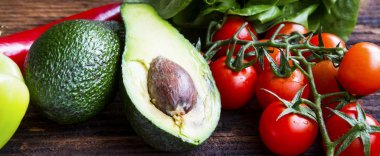 Guacamole malzemeler. Avokado yarısı kiraz domates ile