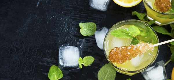 Coquetéis de limão com cubos de menta e gelo no fundo escuro, moji — Fotografia de Stock