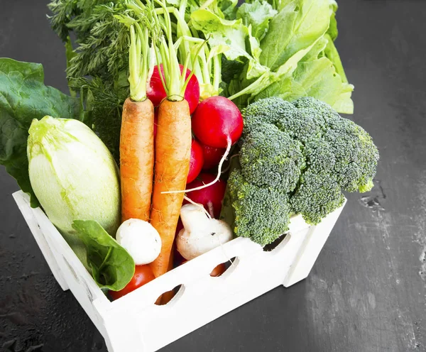 Organic vegetables harvest in wooden crate — Stock Photo, Image