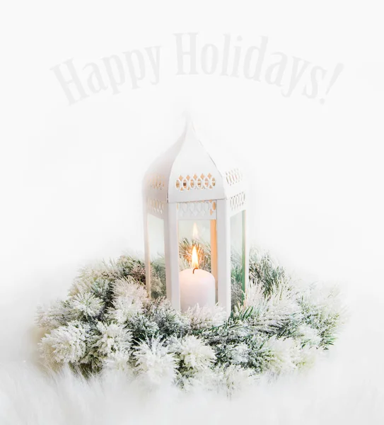 Feliz tarjeta de vacaciones con linterna blanca de Navidad con vela y — Foto de Stock
