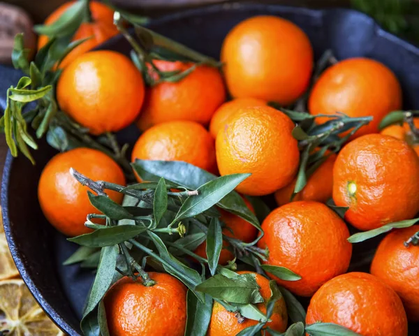 Tangerines.Organic słodkie owoce cytrusowe na patelni — Zdjęcie stockowe