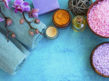 Spa natürmort orkide ve banyo tuzu, yüz maskesi, petrol ve çekici