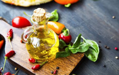 Baharatlar ve fesleğen bitki zeytinyağı cam şişe 