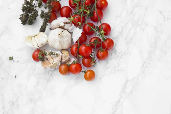 Tomates cherry ecológicos con ajo y especias frescas de tomillo sobre el mar — Foto de Stock