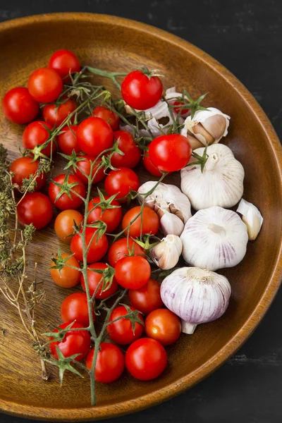 Taze sarımsak ve baharat ile organik kiraz domates — Stok fotoğraf