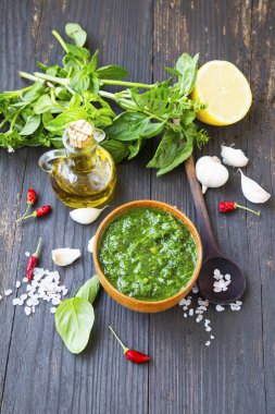 Taze fesleğen pesto sos ile zeytin yağı ve baharat ahşap arka