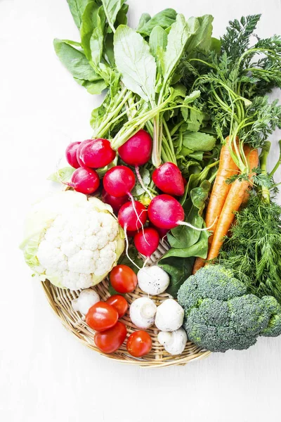 Batata de legumes orgânicos com verduras, rabanetes, cenouras cauliflowe — Fotografia de Stock