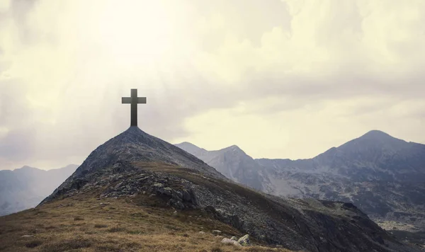 Croce cristiana in cima alla collina con raggi di sole, crocifissione, re — Foto Stock