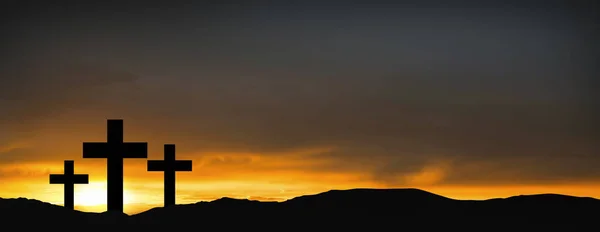 在山顶上日落背景上的十字架。宗教观 — 图库照片