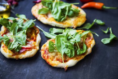 Mini pizza veya peynir, salam ve taze bebek sp ile bruschettas