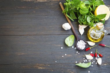 Zeytinyağı otlar, baharatlar ve ahşap arka plan üzerinde deniz tuzu ile, 
