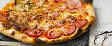 Rustik pizza taze pişmiş jambon, salam ve peynir ile