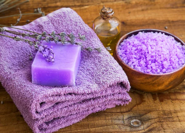 Лавандовые цветы экстракт спа мыло, бутылка масла и миска соли для ванны — стоковое фото