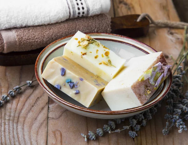 Handgemaakte natuurlijke zeep met extracten van bloemen en geiten melk ingredi — Stockfoto