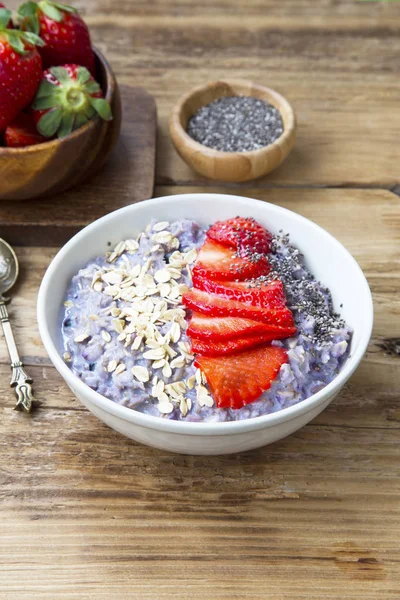 Gachas de avena de frutas con fresas y semillas de chía en un bo —  Fotos de Stock