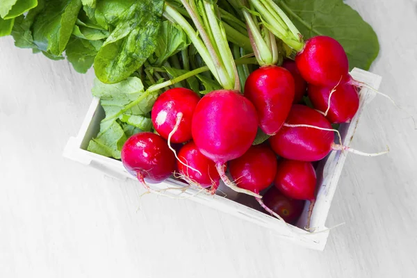 Fresh organic radish bunch in wooden crate — Stock Photo, Image