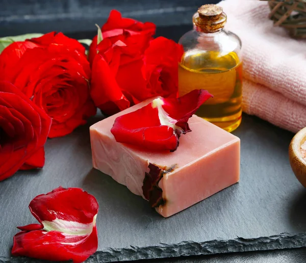 Aceite de rosa y jabón natural con pétalos y toallas —  Fotos de Stock